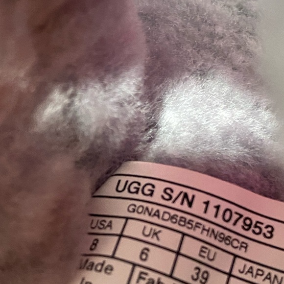 Ugg oh yeah slide 🤍 - Picture 6 of 7